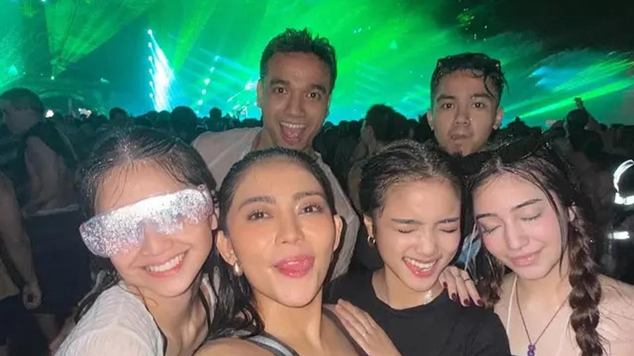 6 Potret Seru Fuji dan Rachel Vennya saat Festival Songkran 2025 di Thailand, Basah Kuyup