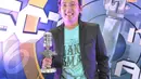 Pria berkacamata ini didaulat sebagai 'Pemain Gitar Paling Ngetop', dalam ajang SCTV Music Awards 2014 (Liputan6.com/Panji Diksana)