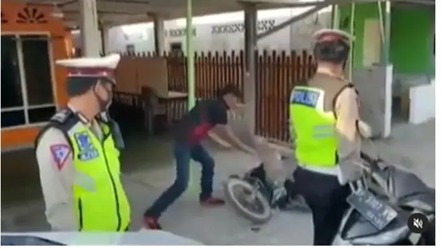 Tak Mau Ditilang Polisi, Pria Ini Justru Rusak Motornya Sendiri