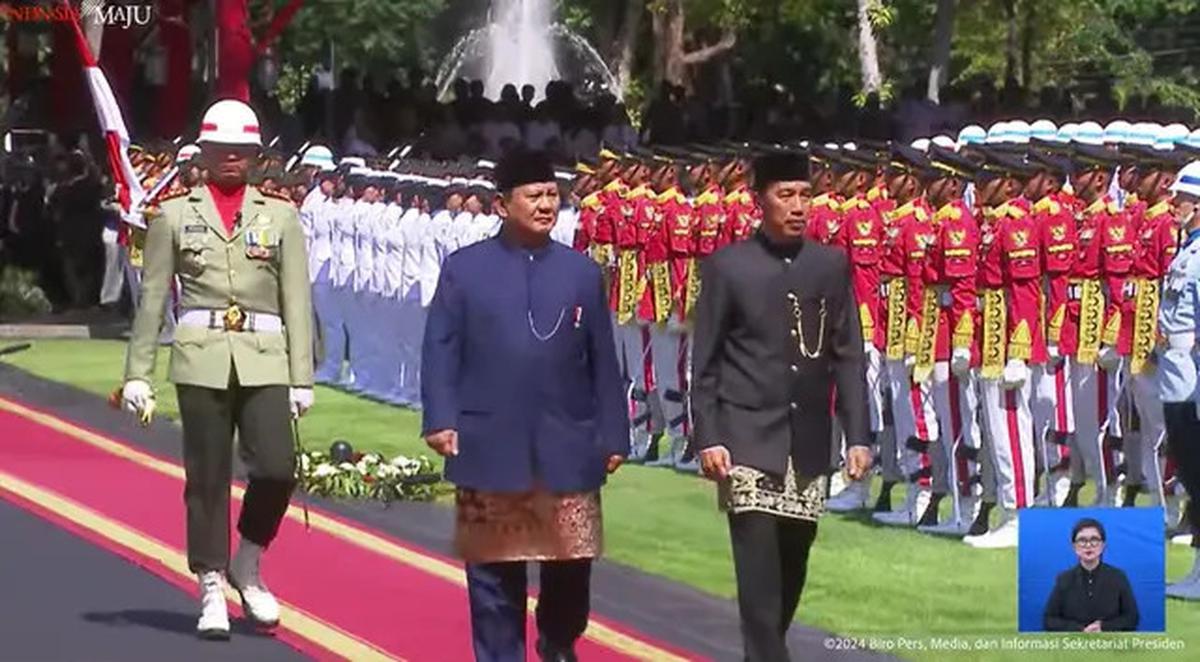 Naik Mobil Maung Garuda, Jokowi Sapa Masyarakat Menuju Bandara Halim