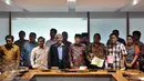 Ketua DPR Ade Komarudin (tengah) saat menerima perwakilan orang tua korban vaksin palsu dari Rumah Sakit Harapan Bunda Jakarta dan RSIA Mutiara Bunda Tangerang di Komplek Parlemen Senayan, Jakarta, Selasa (19/7). (Liputan6.com/Johan Tallo)