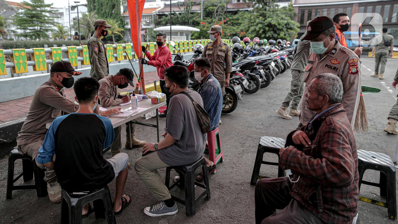 FOTO: Razia Masker di Kawasan Kota Tua