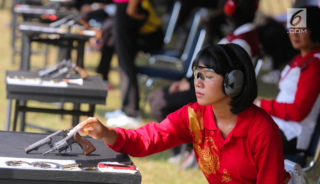 Polwan menyiapkan tembakannya saat mengikuti kejuaran menembak Polwan Cup tahun 2017 di Lapangan tembak Brimob, Kelapa Dua, Depok, Senin (4/9). Setiap Polda mengirimkan perwakilan untuk memeriahkan acara tersebut. (Liputan6.com/Faizal Fanani)