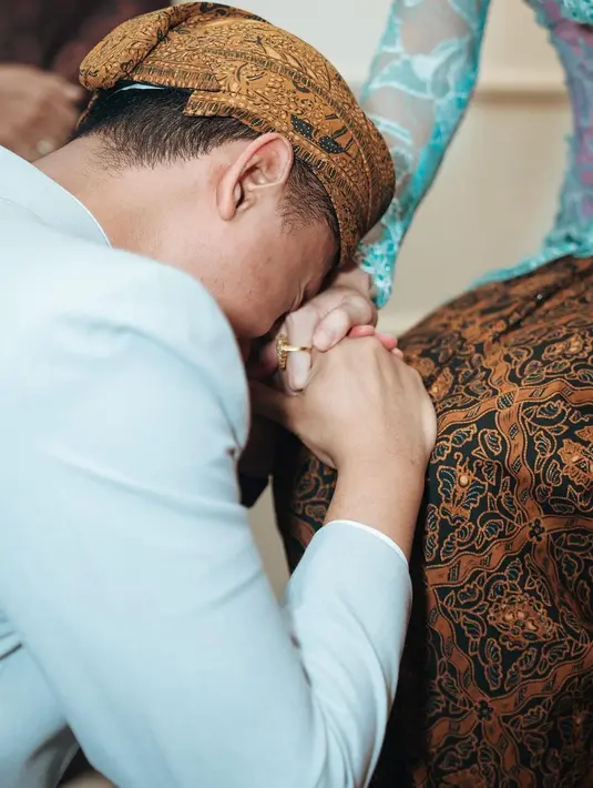 Momen haru saat sungkem pada kakak. Meski dilangkahin, Ayushita mengaku ikut bahagia dengan rencana pernikahan adiknya. [Instagram/ayushita]