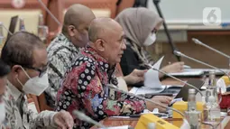 Menteri Koperasi dan UKM Teten Masduki mengikuti Rapat Dengar Pendapat (RDP) dengan Komisi VI DPR di Kompleks Parlemen, Senayan, Jakarta, Kamis (22/9/2022). Rapat tersebut membahas penyesuaian RKA-K/L T.A. 2023 sesuai Hasil Pembahasan Badan Anggaran dan progres pelaksanaan BPUM T.A. 2022 dan rencana pelaksanaan BPUM T.A. 2023. (Liputan6.com/Angga Yuniar)