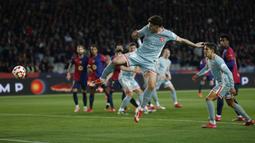 Pemain Atletico Madrid, Julian Alvarez mencetak gol pertama timnya ke gawang Barcelona dalam laga leg 1 semifinal Copa del Rey 2024/2025 di Estadi Olimpic Lluis Companys, Barcelona, Rabu (26/02/2025) dini hari WIB. (AP Photo/Joan Monfort)