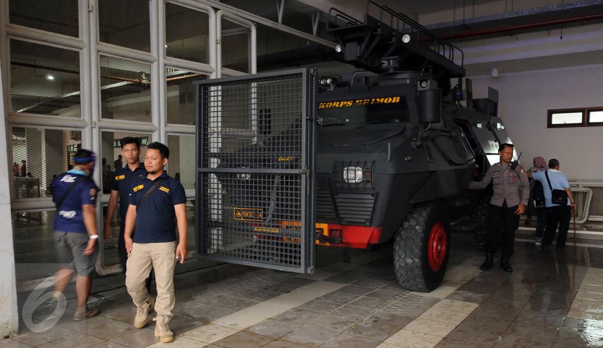 Kendaraan taktis disiagakan di sekitar area Stadion Pakansari, Kab Bogor, Sabtu (11/3). Jelang laga perebutan tempat ketiga Piala Presiden 2017 antara Semen Padang vs Persib, keamanan Stadion Pakansari diperketat. (Liputan6.com/Helmi Fithriansyah)