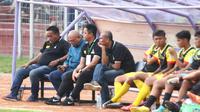 Bambang Suryo (kedua dari kanan) saat mendampingi timnya Persekam Metro FC saat melawat ke markas Persik Kediri dalam lanjutan Liga 3 2018 di Stadion Brawijaya Kota Kediri, Kamis (29/11/2018). (Bola.com/Gatot Susetyo)
