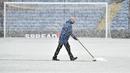 Pertandingan antara Burnley melawan Tottenham seharusnya digelar di Turf Moor, Minggu (28/11) pukul 21.00 WIB, namun hujan salju menutupi permukaan lapangan. (AP Photo/Rui Vieira)