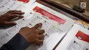 Petugas memeriksa contoh surat suara Pemilu 2019 di Kantor Komisi Pemilihan Umum (KPU), Jakarta, Kamis (13/12). KPU menggelar validasi untuk mencocokkan nama dan gelar caleg pada surat suara Pemilu 2019. (Liputan6.com/Faizal Fanani)