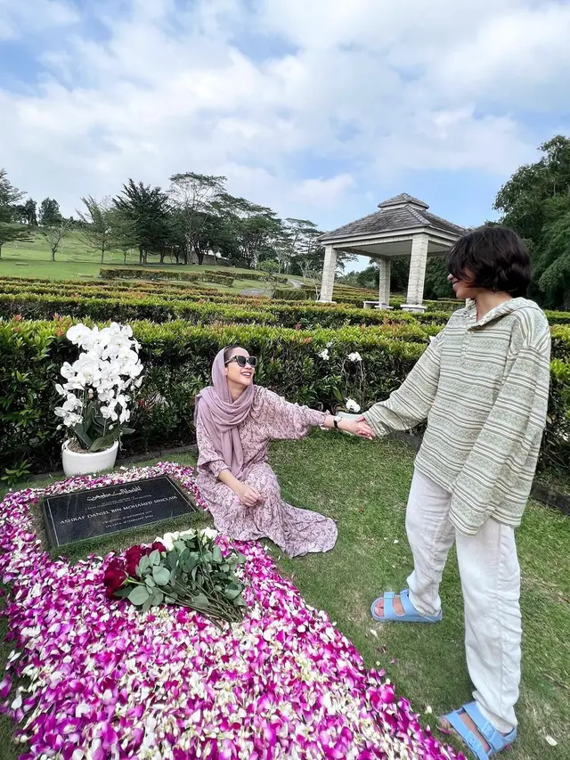Bunga Citra Lestari alias BCL di Makam Ashraf Sinclair