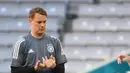 Penjaga gawang Jerman Manuel Neuer (kiri) dan gelandang Jerman Leroy Sane (kanan) ambil bagian dalam sesi latihan MD-1 Jerman di Allianz Arena di Munich (14/6/2021). Grup ini diisi tim juara seperti Prancis dan Portugal, tanpa mengecilkan Hungaria yang jadi underdog di grup ini. (AFP/Franck Fife)