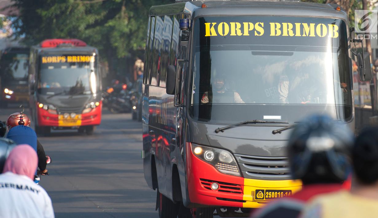 Iring-iringan bus yang membawa narapidana teroris dari Rutan Mako Brimob melintas di kawasan Kelapa Dua, Depok, Kamis (10/5). Setelah berhasil dilumpuhkan, sebanyak 155 napi teroris langsung dipindahkan ke Nusakambangan, Cilacap. (Merdeka.com/Arie Basuki)