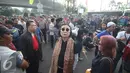 Ratna Sarumpaet berada di antara warga saat penertiban pemukiman penduduk di kawasan Rawajati, Jakarta, Kamis (1/9). Keberadaan Ratna di lokasi tersebut guna membantu mediasi warga yang rumahnya dieksekusi petugas. (Liputan6.com/Immanuel Antonius)