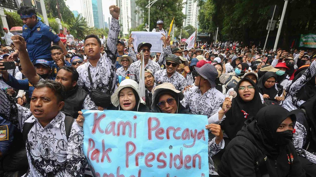 FOTO:  Aksi Ribuan Calon PPPK  Di Kantor KemenPAN-RB, Menolak Pengangkatan Oktober 2025