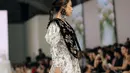 Jennifer Coppen dengan percaya diri melenggang di runway JFW 2025 mengenakan koleksi terbaru brand lokal Haidee & Orlin. [@jennifercoppenreal20].