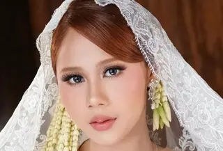 Lihat di sini tampilan makeup soft Nadin Amizah di hari pernikahan. [@tyasofyamua].