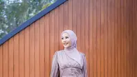 Untuk kategori dress, gaya Dara Arafah dengan dress satin bikin tampilan terlihat elegan. @daraarafah.