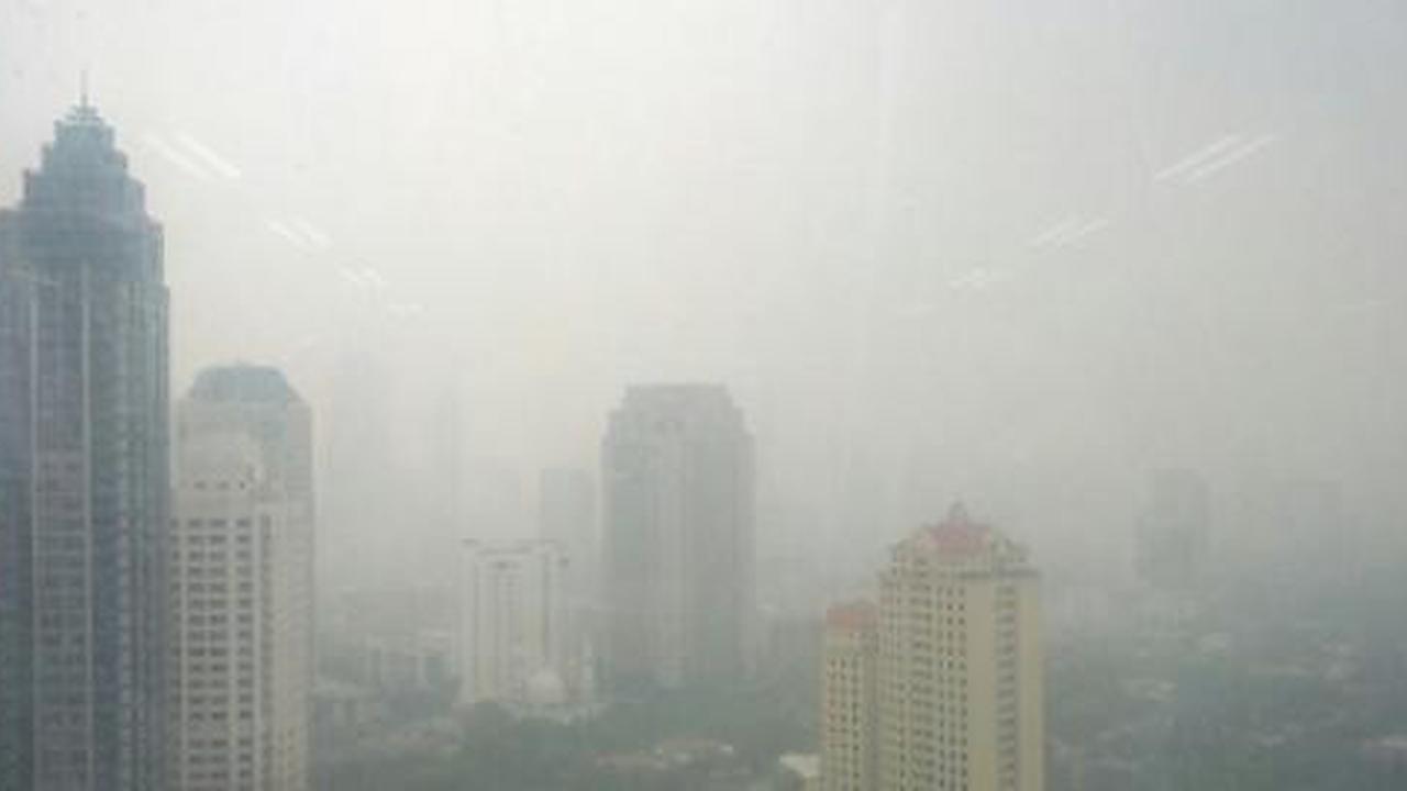 Warga heboh udara Jakarta berkabut