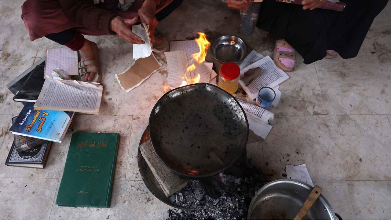 FOTO: Nestapa Warga Gaza:  Memasak dengan Buku Buku Bekas Universitas