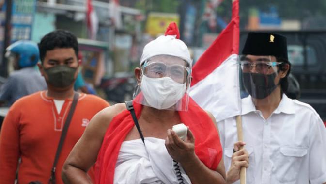 Seniman ludruk Meimura sosialisasi protokol kesehatan di pasar tradisional di Surabaya, Jawa Timur. (Foto: Dok Pribadi)
