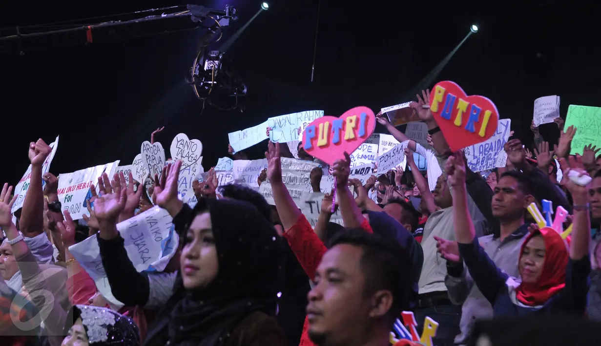 Pendukung Putri asal Balikpapan saat menyaksikan Grand final D'Academy 4 Indosiar di studio 5, Jakarta, Jumat (12/5). Pada Malam Grand final 2 Peserta akan masuk malam puncak Final pada 19 mai mendatang. (Liputan6.com/Helmi Afandi)