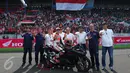 Juara Dunia Moto GP, Marc Marquez foto bersama dengan jajaran tim Honda usai mencoba motor All New Honda CBR250RR di sirkuit Sentul, Jawa Barat, Selasa (25/10). Liputan6.com/Angga Yuniar)