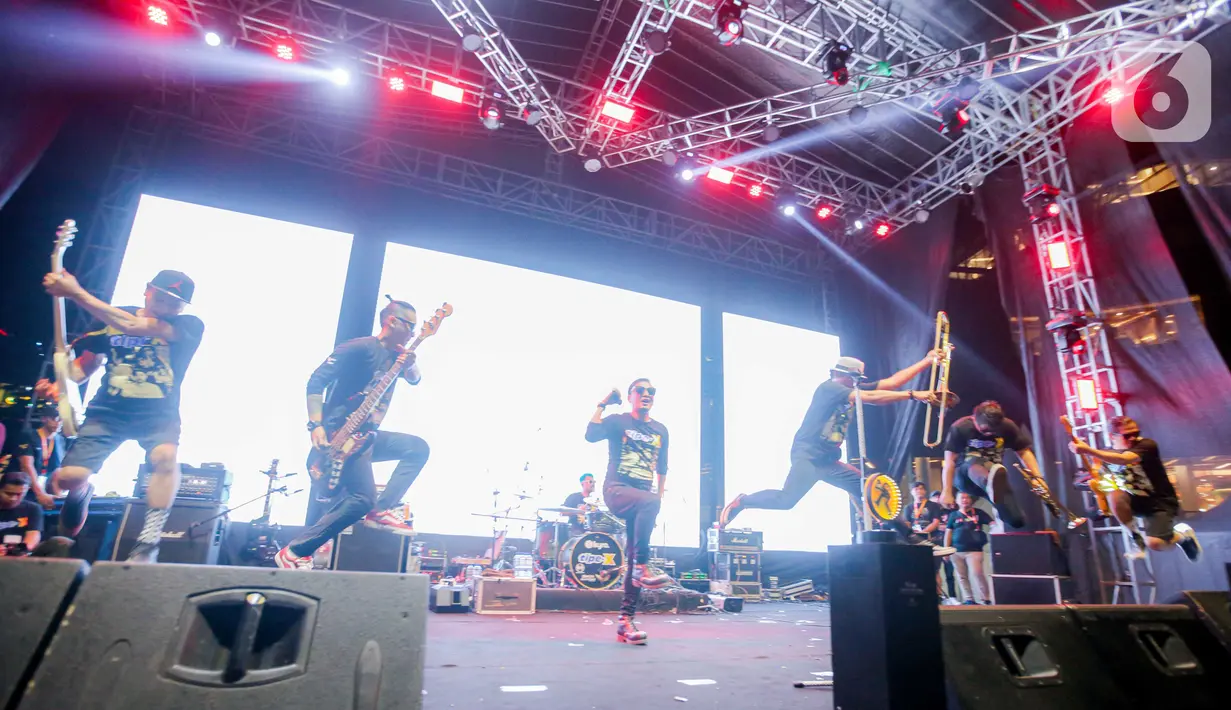 Dalam acara tersebut Band Tipe X membawakan sejumlah lagu diantaranya Sakit Hati, Mawar Hitam. (Liputan6.com/Faizal Fanani)