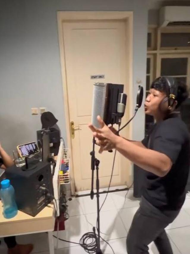 Gabung Bareng Indra Kenz, Ini 7 Potret Paris Pernandes Rekaman Lagu #SalamdariBinjai