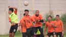 Pemain Persija Jakarta, Gustavo Almeida (tengah) berusaha menghalau bola saat pertandingan internal sesama pemain dalam sesi latihan yang berlangsung di Nirwana Park, Bojongsari, Depok, Jawa Barat, Senin (20/11/2023). (Bola.com/Ikhwan Yanuar)