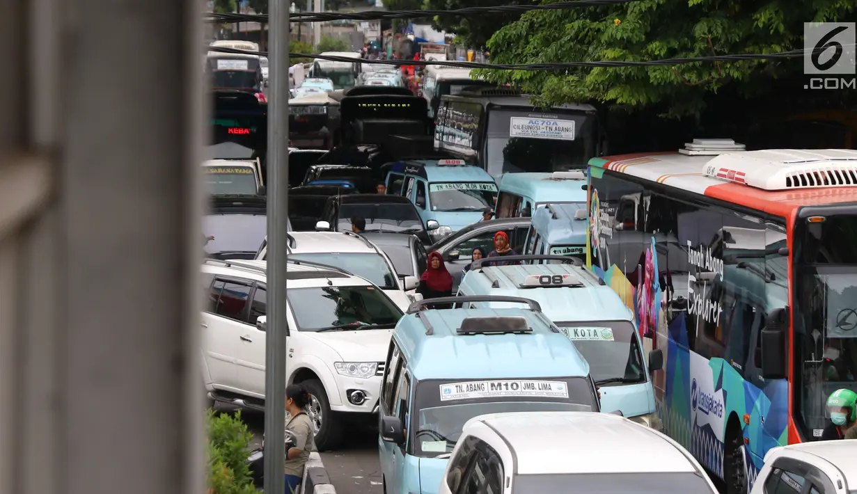 Kondisi arus lalu lintas yang terlihat semrawut di kawasan Tanah Abang, Jakarta, Sabtu (23/12). Kebijakan menutup jalan Jatibaru tersebut agar pedagang kaki lima (PKL) supaya tak lagi berjualan di trotoar. (Liputan6.com/Angga Yuniar)