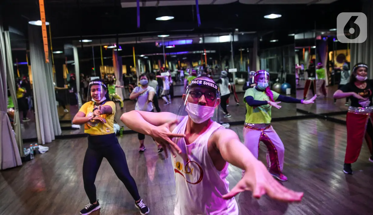 Instruktur mengenakan masker dan face shield pada sesi kelas senam Bolly’D (Bollywood Fitness Dance) di Raga Studio, Jakarta, Senin (15/6/2020). Memasuki pekan kedua masa PSBB Transisi di DKI Jakarta, beberapa pusat kebugaran menerapkan protokol kesehatan. (Liputan6.com/Faizal Fanani)