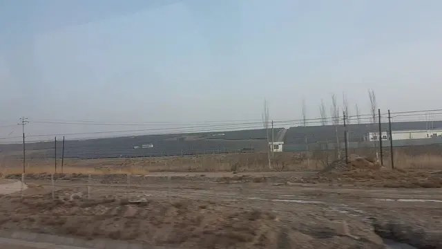 (Di ufuk) Pembangkit listrik panel surya di Turugart, Wuqia County, Prefektur Otonomi Kizilsu Kirgiz, Wilayah Otonomi Xinjiang-Uighur (Rizki Akbar Hasan / Liputan6.com)