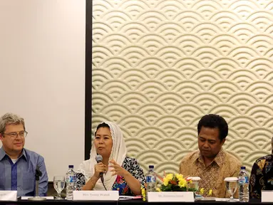 Prof. Brett Scharffs bersama Yenny Wahid, Aminudin Syarif, Dr. Ferimeldi, dan Febi Yonesta (dari kiri) menjadi pembicara diskusi pada Forum terbuka di Jakarta, Senin (31/7). (Liputan6.com/Johan Tallo)