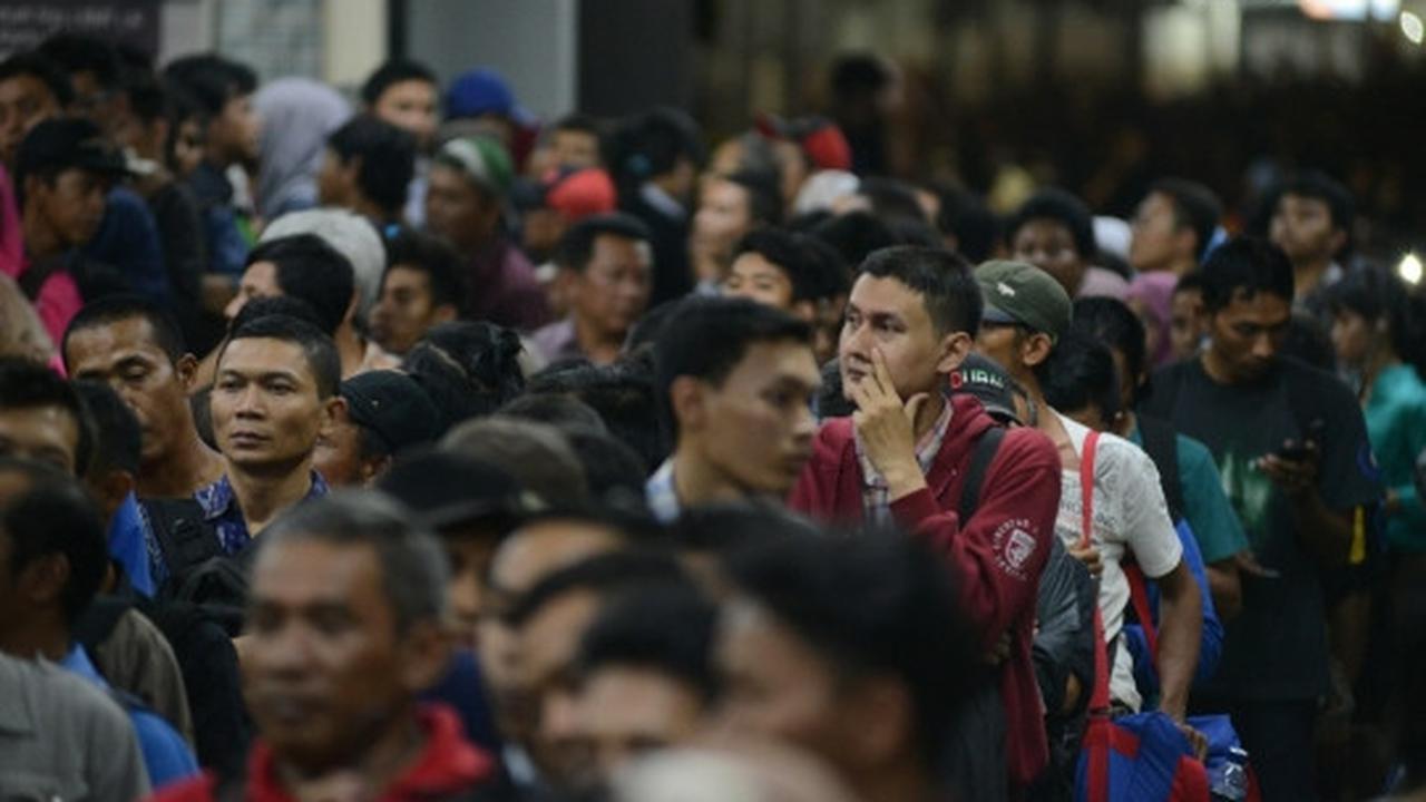 Imbas tabrakan kereta, ribuan penumpang menumpuk di Manggarai