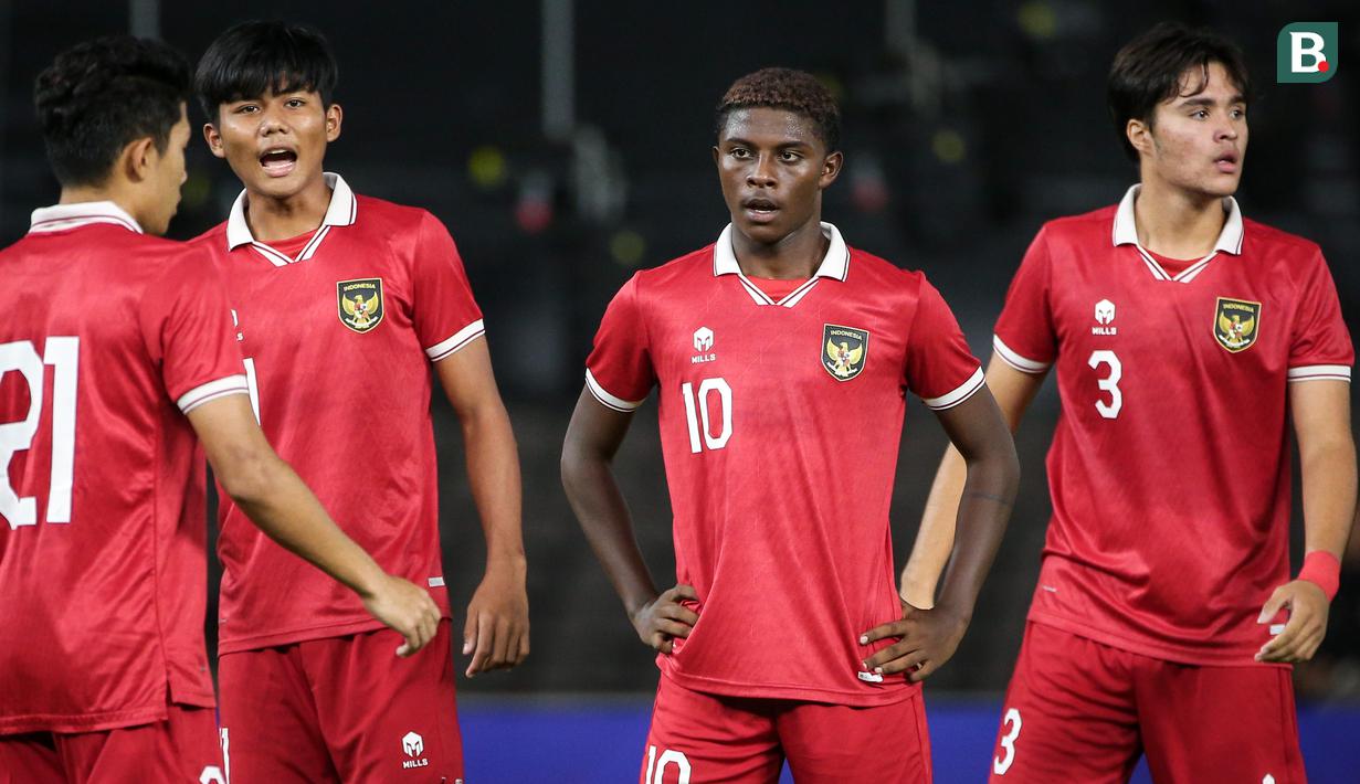 <p>Pemain Timnas Indonesia U-20, Hugo Samir bersama rekannya saat melawan Timnas Fiji U-20 pada laga International Friendly Match U-20 di Stadion Utama Gelora Bung Karno (SUGBK), Jakarta, Jumat (17/02/2023). Timnas Indonesia U-20 menang dengan skor 4-0. (Bola.com/Bagaskara Lazuardi)</p>