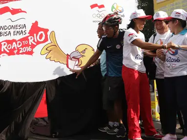 Peluncuran Logo Road to Rio 2016 Oleh CDM Raja Sapta Oktohari, Atlet dan Mantan Atlet Olimpiade di Senayan, Jakarta, Minggu (20/3/2016). (Bola.com/Nicklas Hanoatubun) 