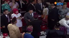 Jokowi menyempatkan diri turun dari panggung kehormatan dan menyapa para tamu undangan yang hadir sebelum upacara penaikan bendera. 