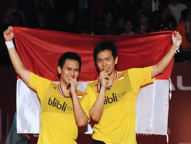 Ganda putra Indonesia, M Ahsan/Hendra Setiawan menggigit medali usai menumbangkan Liu Xiaolong/QiuZihan (Tiongkok) di final Total BWF World Championships 2015, Jakarta, Minggu (16/8/2015). Ahsan/Hendra unggul 21-17, 21-14.(Liputan6.com/Helmi Fithriansyah)