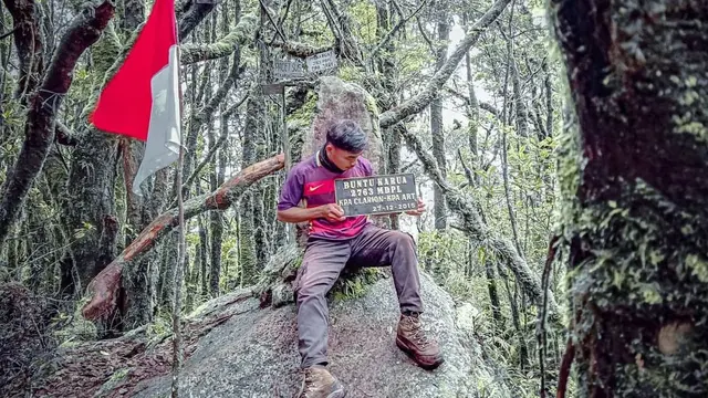 Pendaki berada di puncak Gunung Buntu Karua di Tana Toraja Sulawesi Selatan