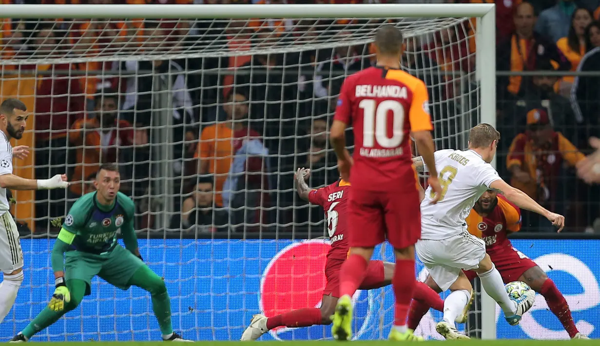 Pemain Real Madrid Toni Kroos (kanan) mencetak gol ke gawang Galatasaray pada laga Liga Champions di Istanbul, Turki, Selasa (22/10/2019). Real Madrid mengalahkan Galatasaray lewat gol tunggal Toni Kroos. (AP Photo)