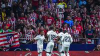 Pemain Real Madrid, Rodrygo disambut rekan-rekannya untuk merayakan gol yang ia cetak ke gawang Atletico Madrid, Senin (19/9/2022) dini hari WIB. (AP Photo/Manu Fernandez)
