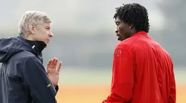 Manajer Arsenal, Arsene Wenger bercakap-cakap dengan striker asal Togo, Emmanuel Adebayor di sela latihan di London Colney, jelang leg kedua Liga Champions lawan Villarreal, 14 April 2009. AFP PHOTO/IAN KINGTON 