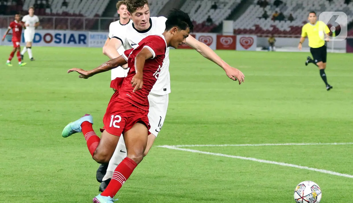 Pemain tengah timnas Indonesia U-20, Achmad Maulana Syarif (kiri) berebut bola dengan pemain elandia Baru U-20 pada turnamen mini International Friendly Match di Stadion Utama Gelora Bung Karno, Minggu (19/2/2023). Kali ini skuad arahan Shin Tae Yong harus takluk dari Selandia Baru U-20 dengan skor 1-2. Selanjutnya, Indonesia U-20 akan berhadapan dengan Guatemala U-20 pada Selasa (21/2). (Liputan6.com/Herman Zakharia)