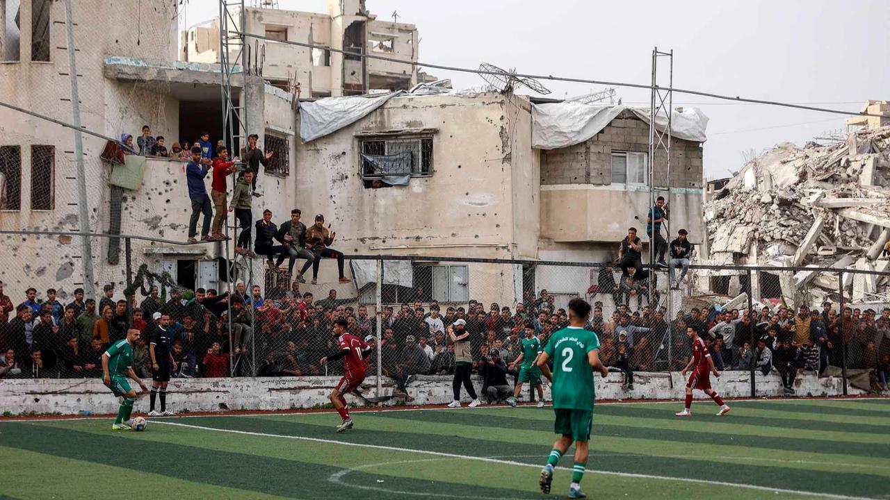 FOTO: Sepak Bola Hidupkan Harapan di Reruntuhan Gaza