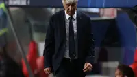 Pelatih Atalanta, Gian Piero Gasperini tertunduk lesu saat timnya kalah secara dramatis dari PSG di perempat final Liga Champions, Kamis (13/8/2020) dini hari WIB.