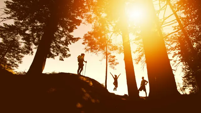 Ilustrasi sekelompok anak muda mendaki gunung.