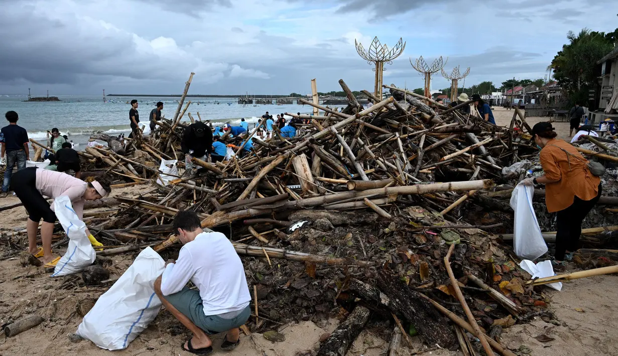 Peningkatan volume sampah yang sangat signifikan dalam beberapa waktu lalu di pantai Kedonganan disebut-sebut sebagai yang terparah dalam 30 tahun terakhir. (SONNY TUMBELAKA/AFP)