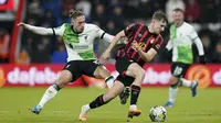 David Brooks dari Bournemouth dan Konstantinos Tsimikas dari Liverpool, kiri, berebut bola pada pertandingan sepak bola putaran keempat Piala Liga Inggris di Stadion Vitality, Bournemouth, Inggris, Rabu 1 November 2023. (Andrew Matthews/PA via AP)