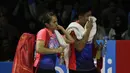 Pasangan Indonesia, Praveen Jordan/Melati Oktavianti, meninggalkan lapangan usai takluk dari wakil Jerman, Mark Lamsfuss/Isabel Herttrich pada Indonesia Open 2019 di Istora, Selasa (16/7). Indonesia takluk 20-22, 14-17. (Bola.com/M Iqbal Ichsan)